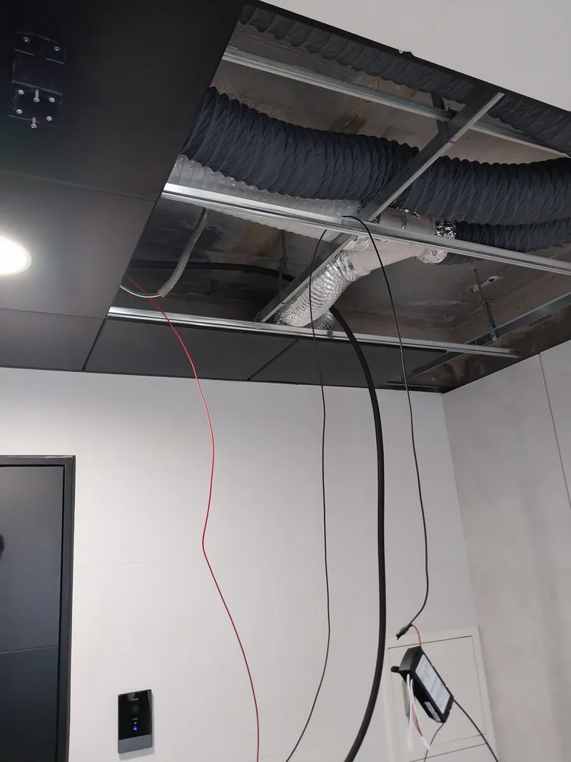 천장 마감이 열린 상태에서 덕트와 배선이 보이는 현장