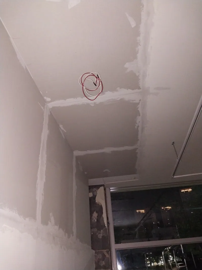 창가 천장과 벽면 접합부를 보수하는 모습
